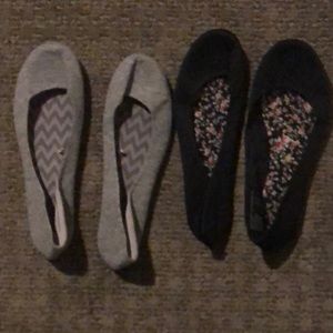 Black and gray basic flats